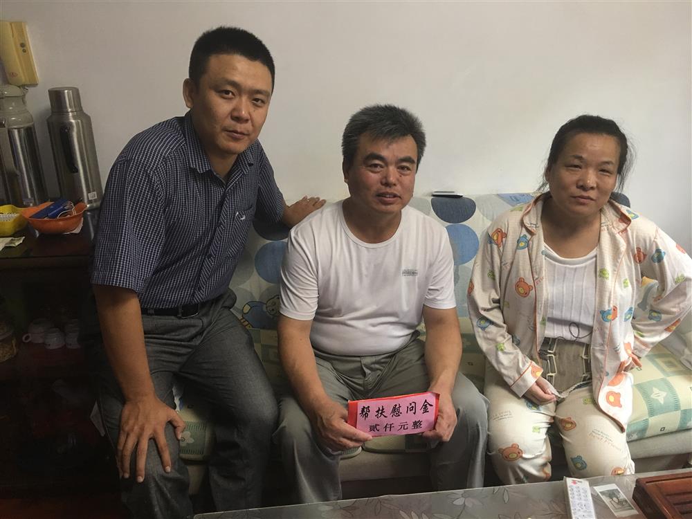 产发团体党委中秋节前送暖和